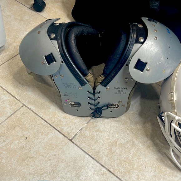 Football gear - Picture 2 of 3